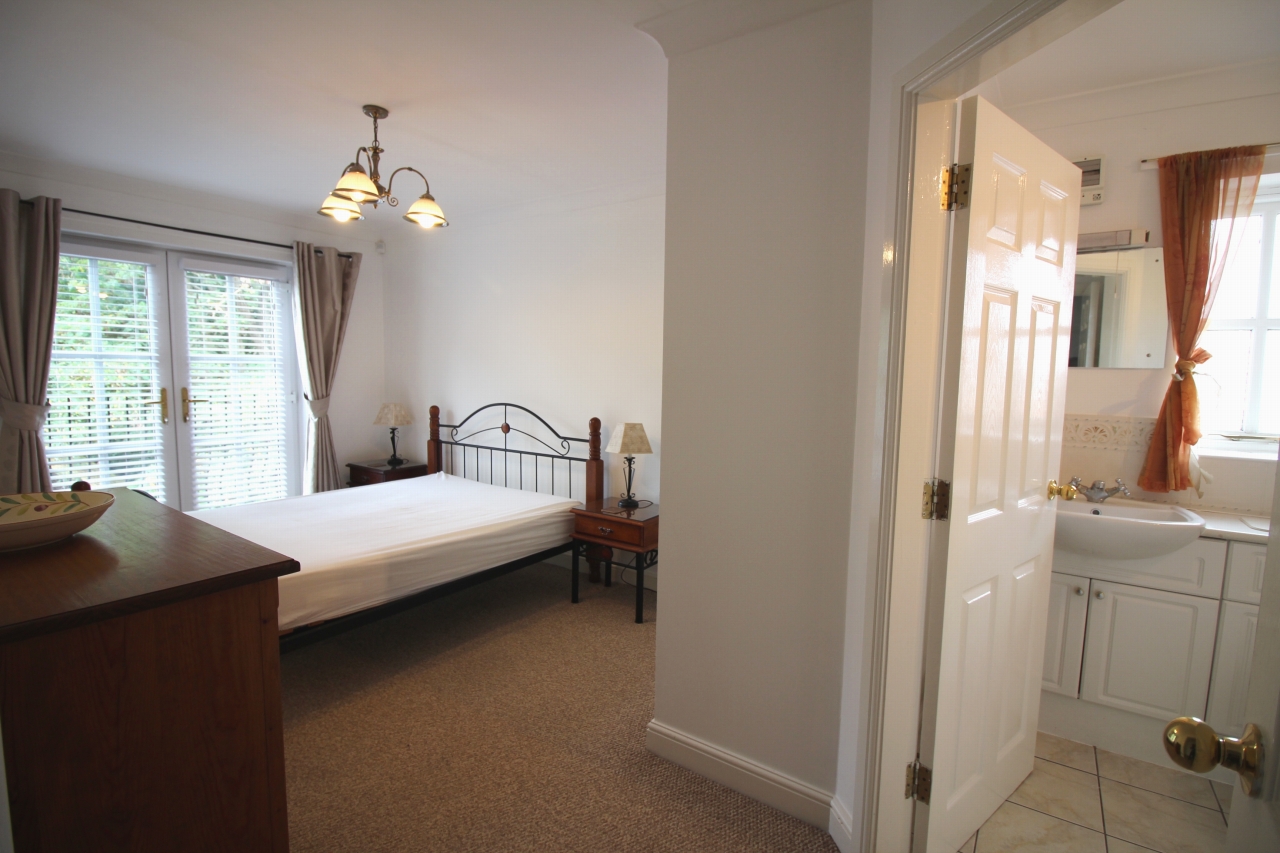 2 bedroom apartment flat/apartment Let Agreed in Solihull - Photograph 4.