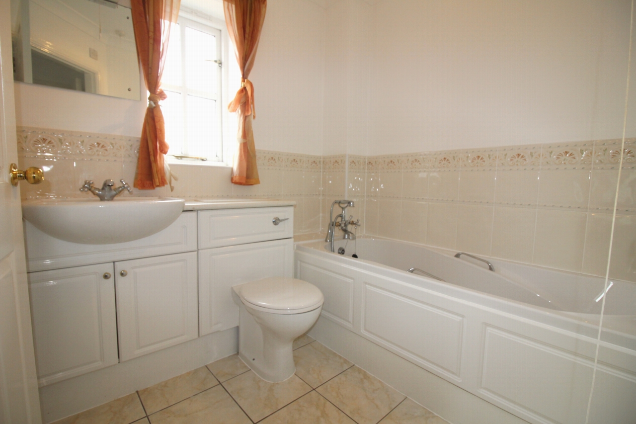 2 bedroom apartment flat/apartment Let Agreed in Solihull - Photograph 6.