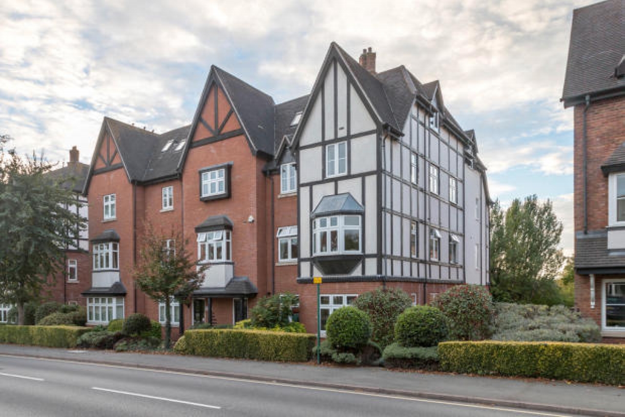 2 bedroom apartment flat/apartment SSTC in Solihull - Main Image.