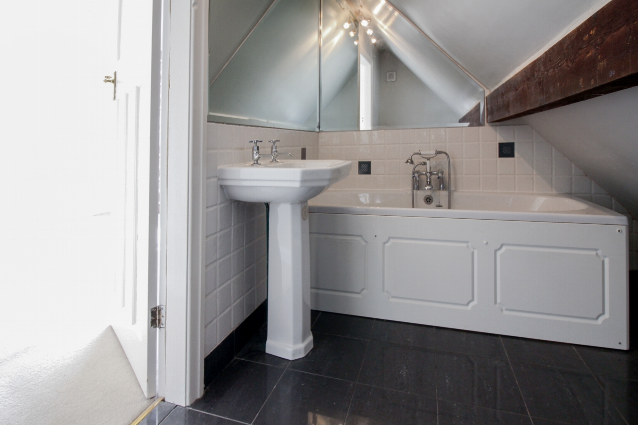 3 bedroom detached house SSTC in Solihull - photograph 12.