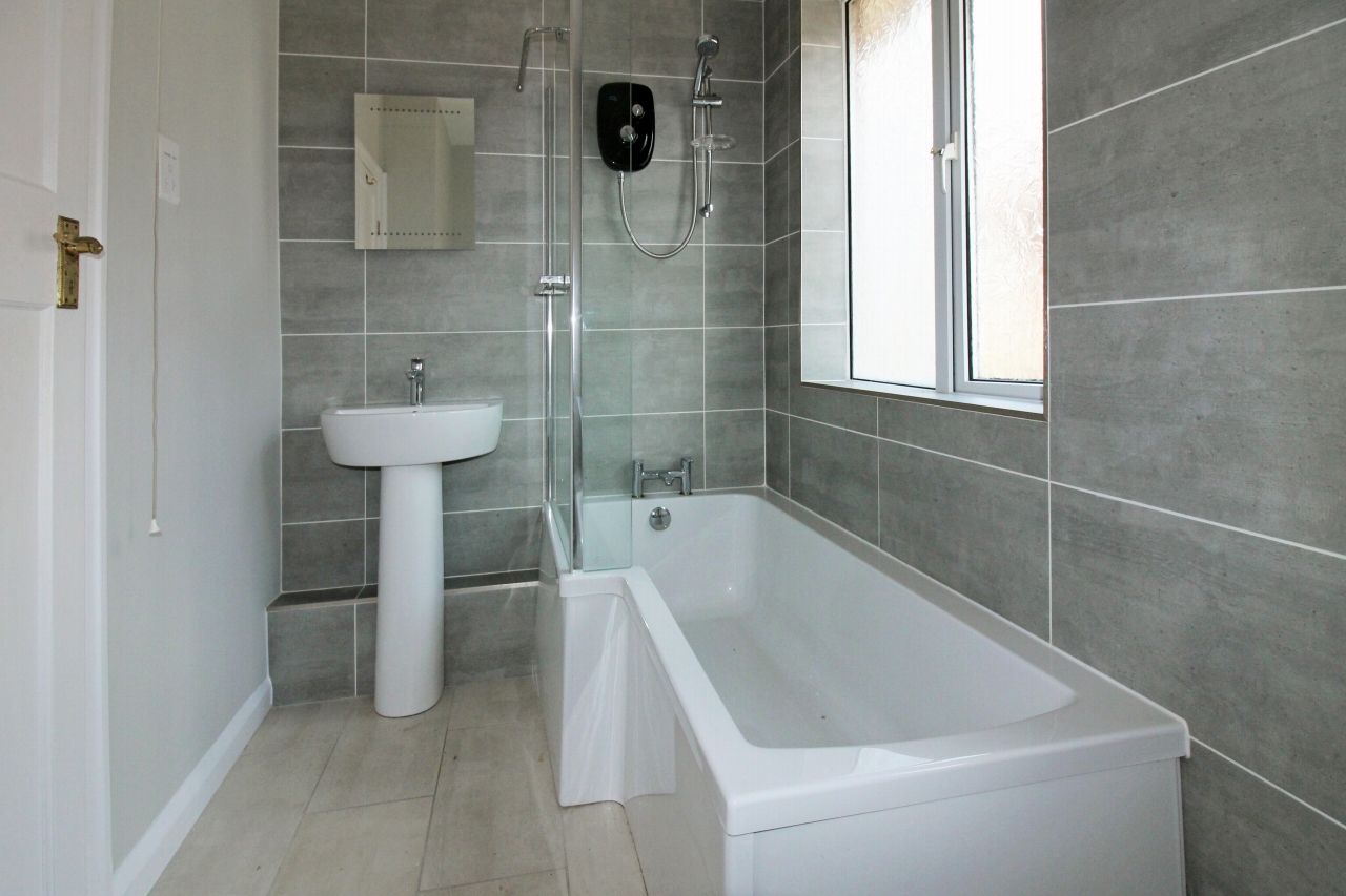 3 bedroom detached house SSTC in Solihull - photograph 16.