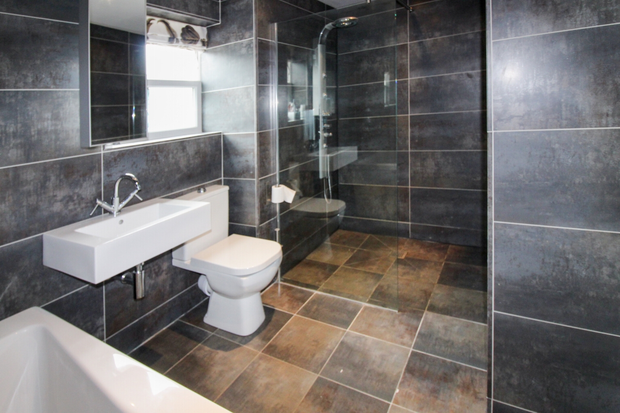 5 bedroom detached house SSTC in Solihull - photograph 7.