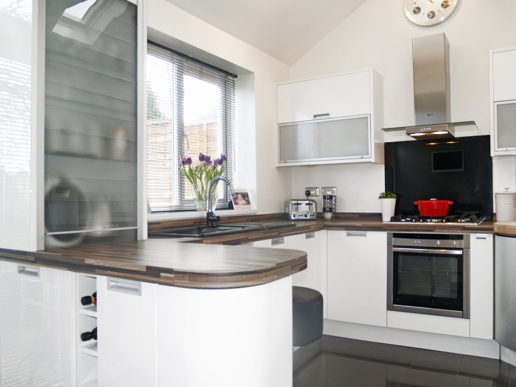 3 bedroom semi detached house Sold in Solihull - photograph 2.