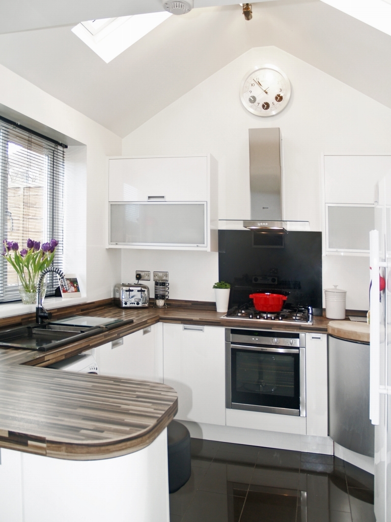 3 bedroom semi detached house Sold in Solihull - photograph 7.