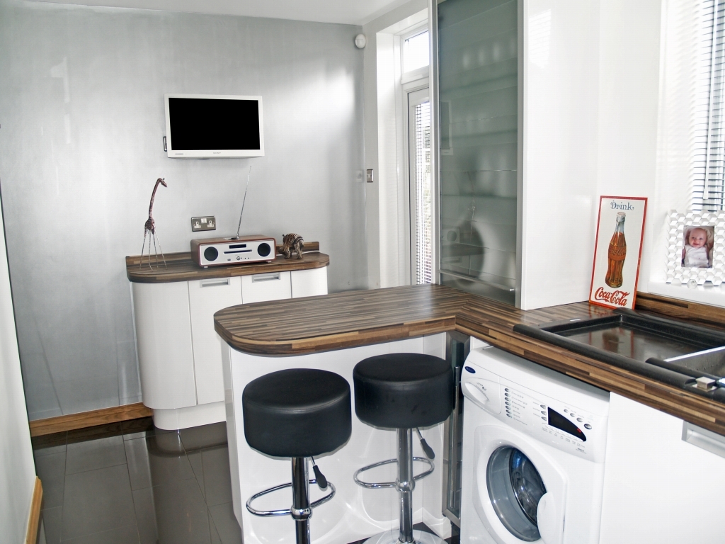 3 bedroom semi detached house Sold in Solihull - photograph 8.