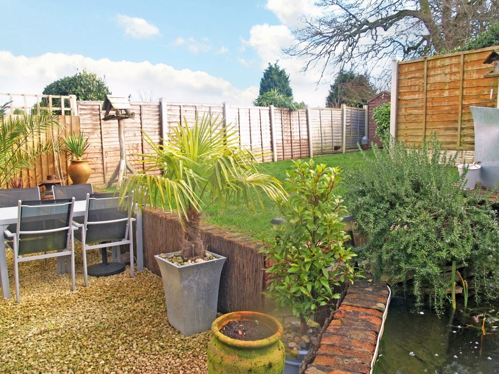 3 bedroom semi detached house Sold in Solihull - photograph 4.