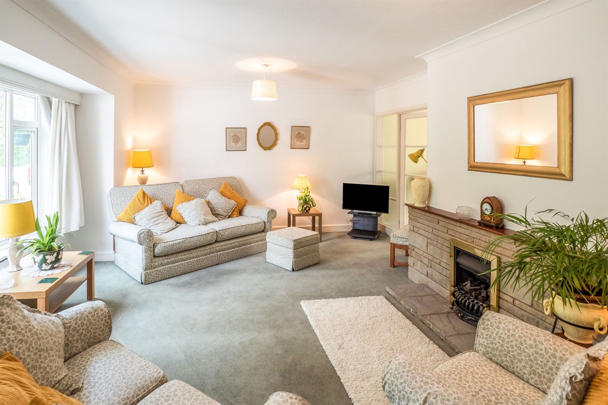 4 bedroom detached house SSTC in Solihull - Photograph 2.