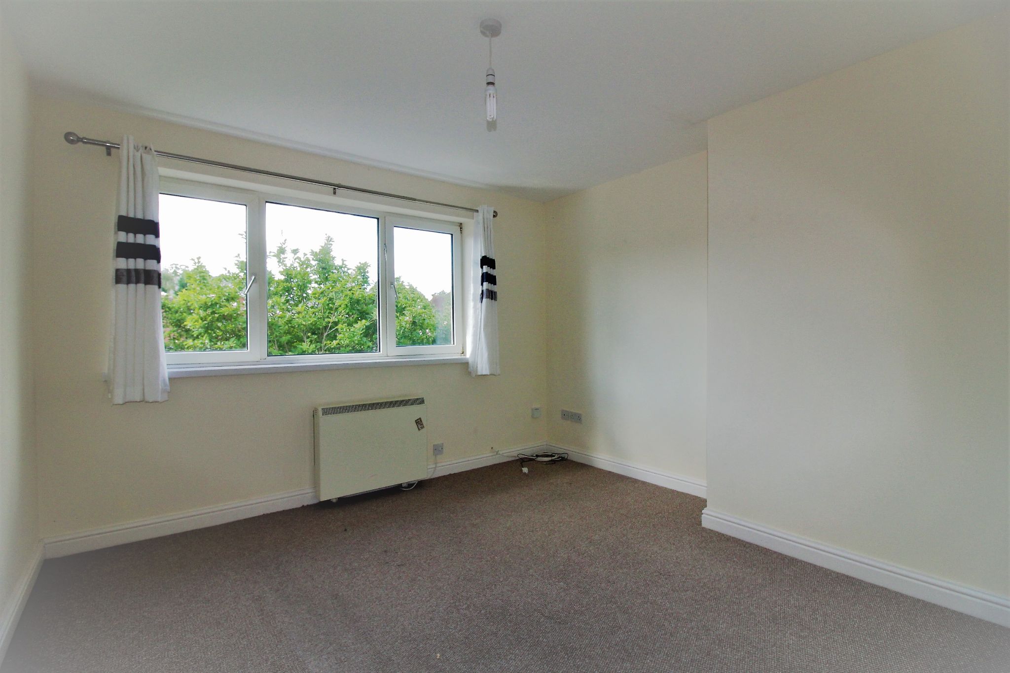 2 bedroom maisonette flat/apartment SSTC in Solihull - Photograph 2.