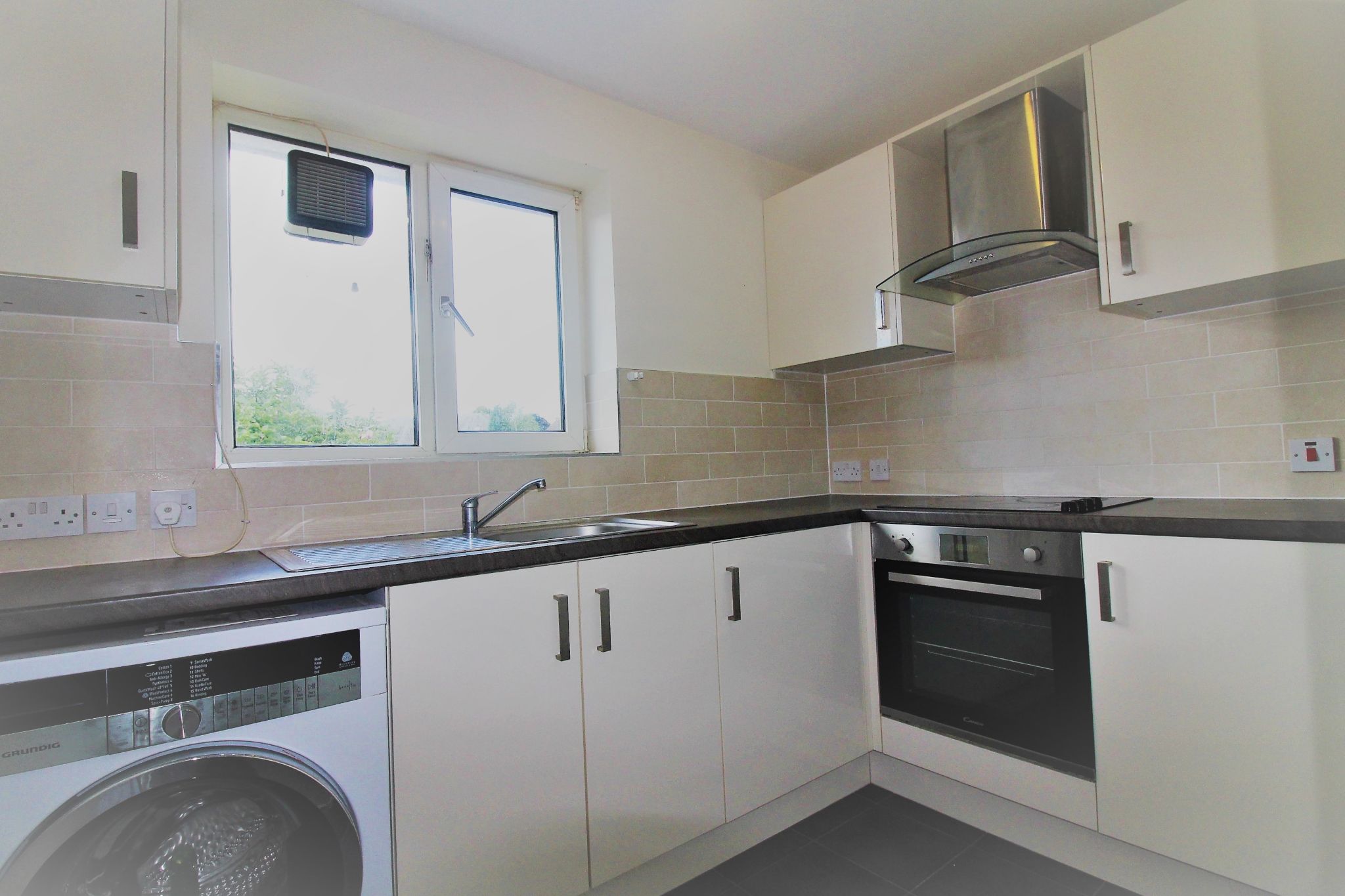 2 bedroom maisonette flat/apartment SSTC in Solihull - Photograph 3.
