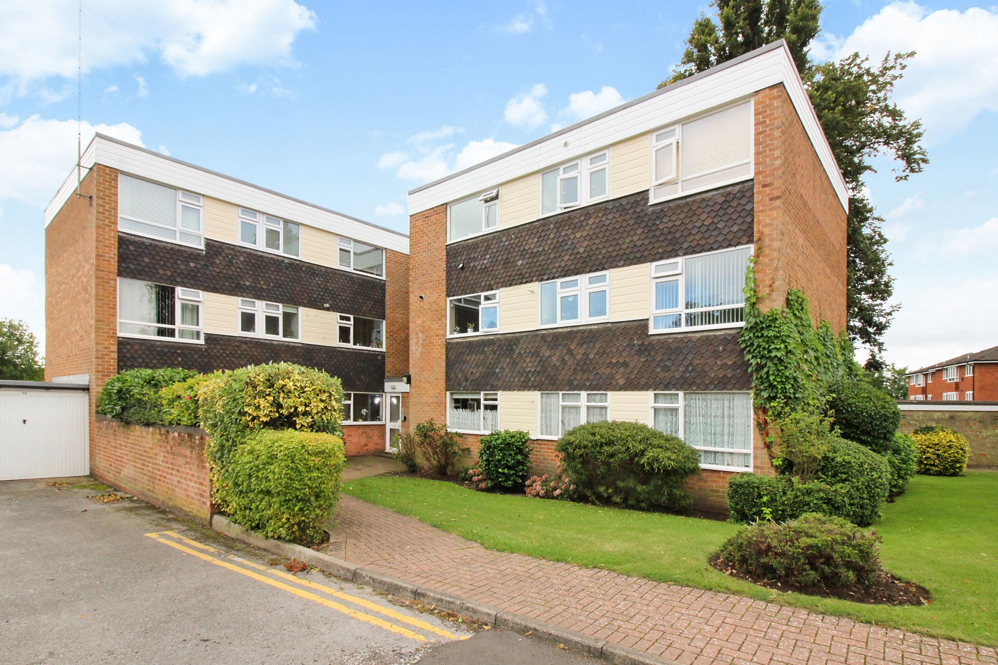 2 bedroom ground floor flat/apartment SSTC in Solihull - Photograph 1.