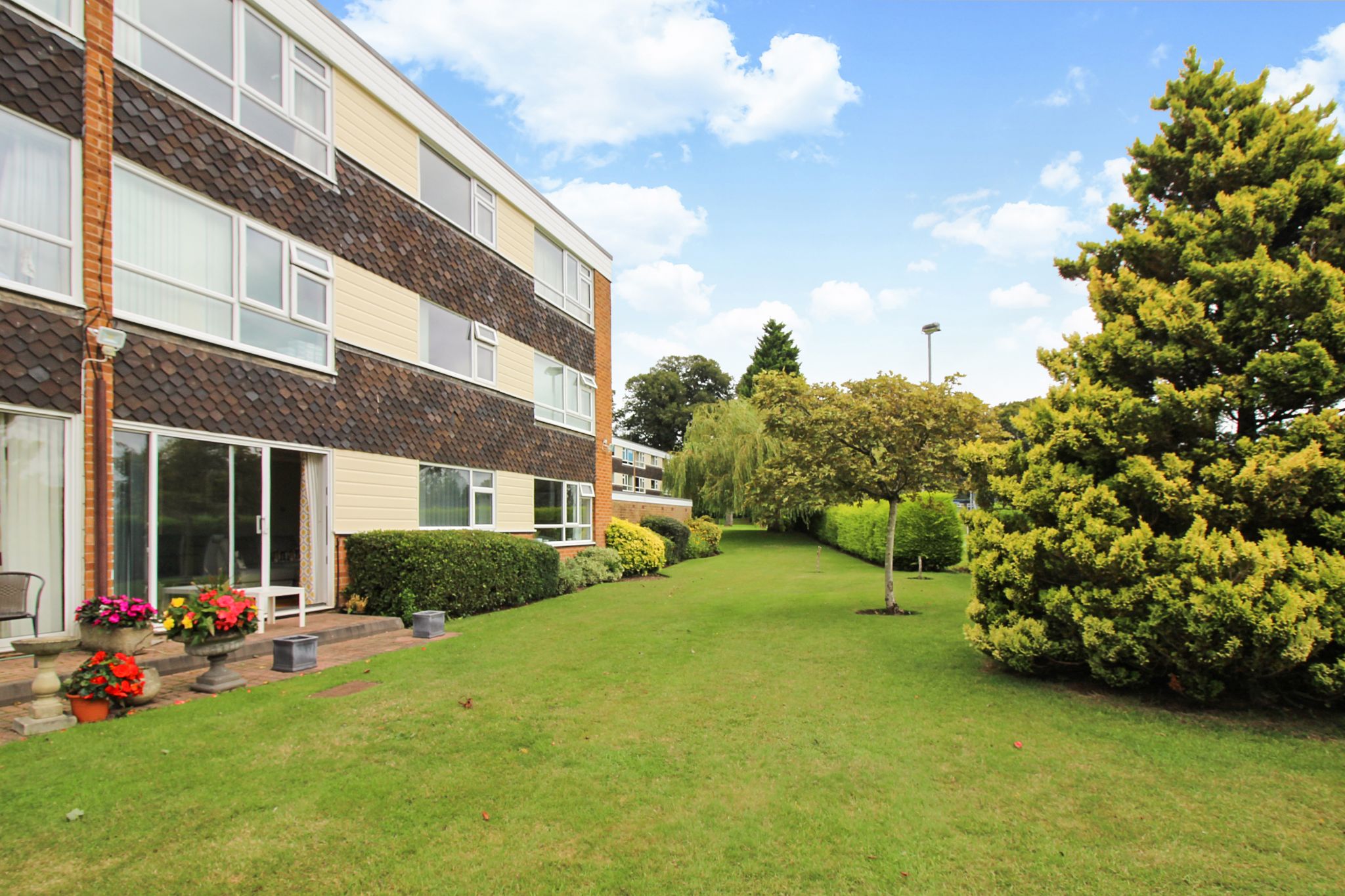2 bedroom ground floor flat/apartment SSTC in Solihull - Photograph 11.