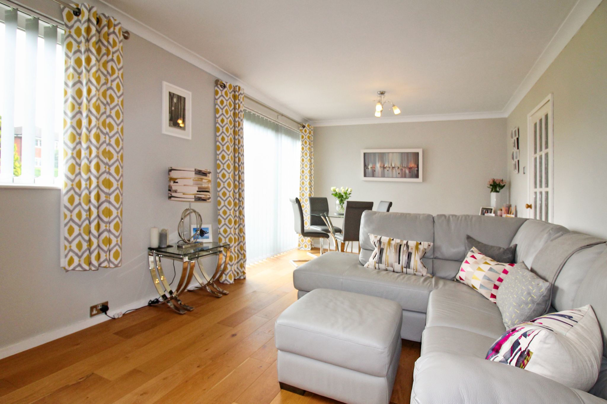 2 bedroom ground floor flat/apartment SSTC in Solihull - Photograph 2.