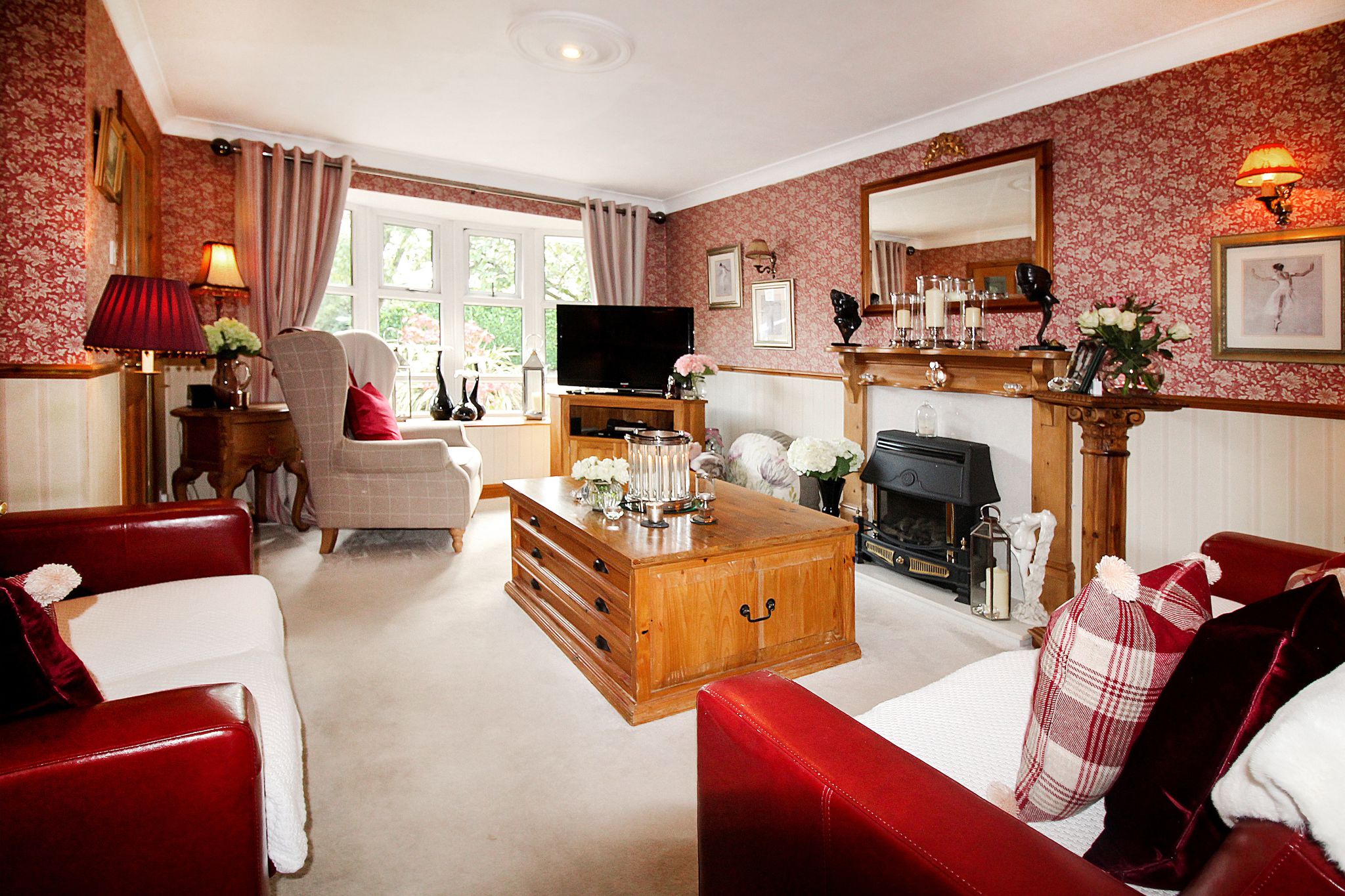 4 bedroom semi-detached house SSTC in Solihull - Photograph 2.