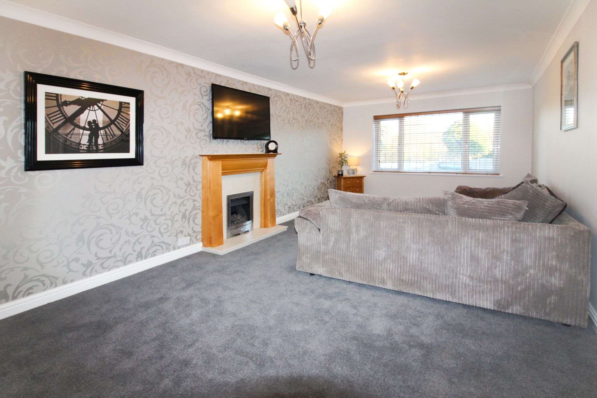 6 bedroom detached house SSTC in Solihull - Photograph 4.