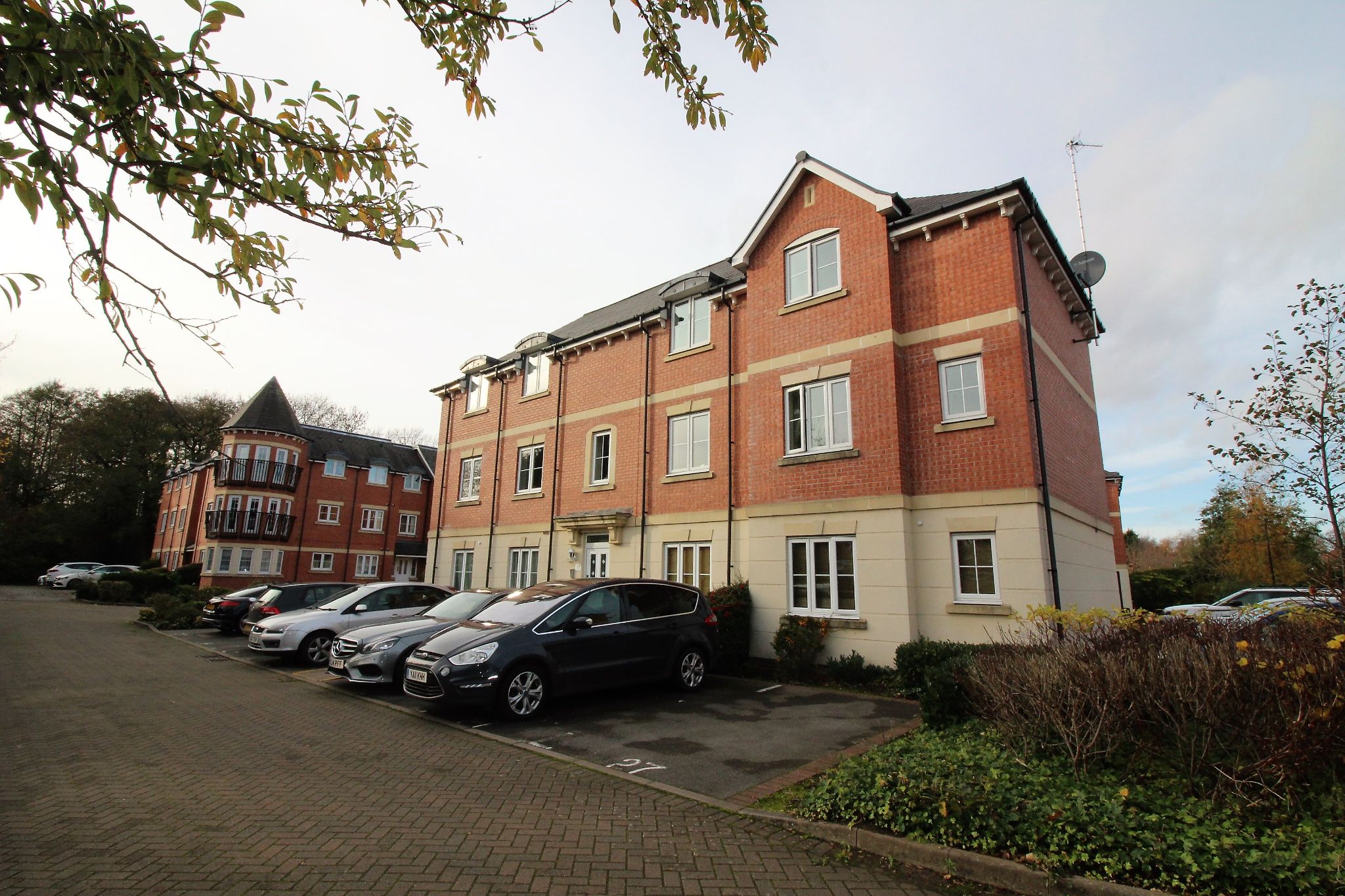 2 bedroom apartment flat/apartment SSTC in Solihull - Photograph 1.