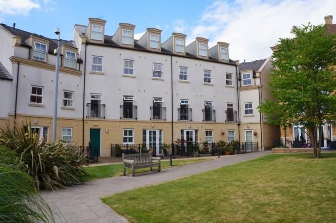 2 bedroom apartment flat/apartment SSTC in Solihull - Photograph 1.
