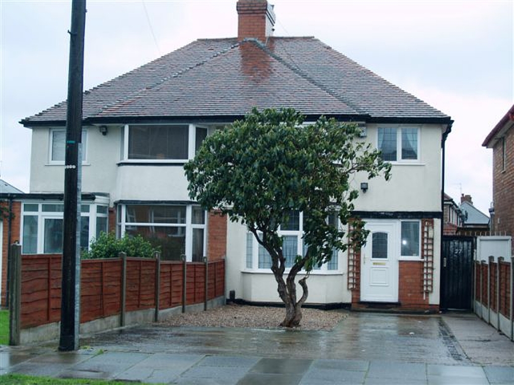 2 bedroom semi-detached house Sold in Birmingham - front.