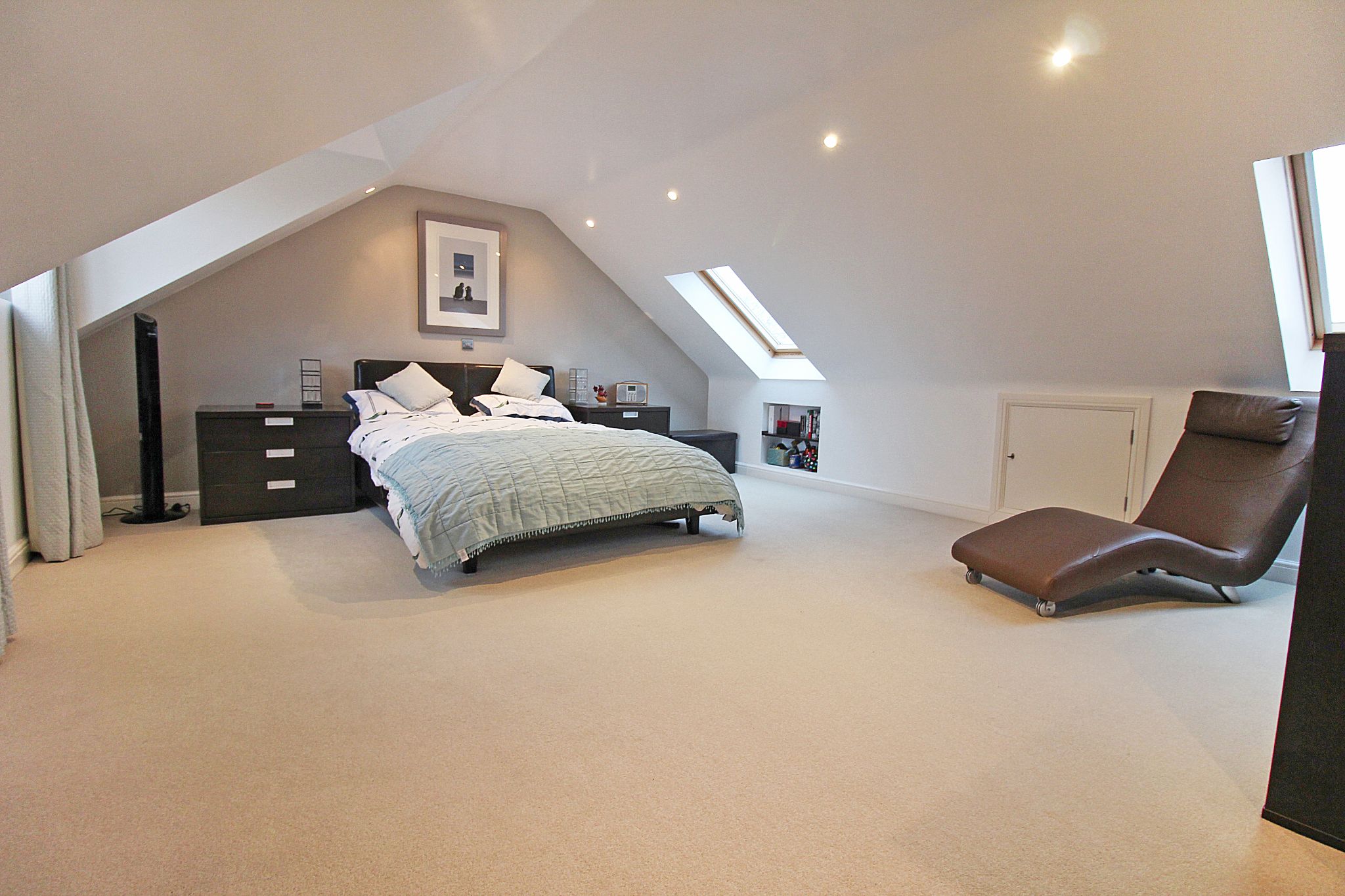 5 bedroom detached house SSTC in Solihull - Photograph 8.