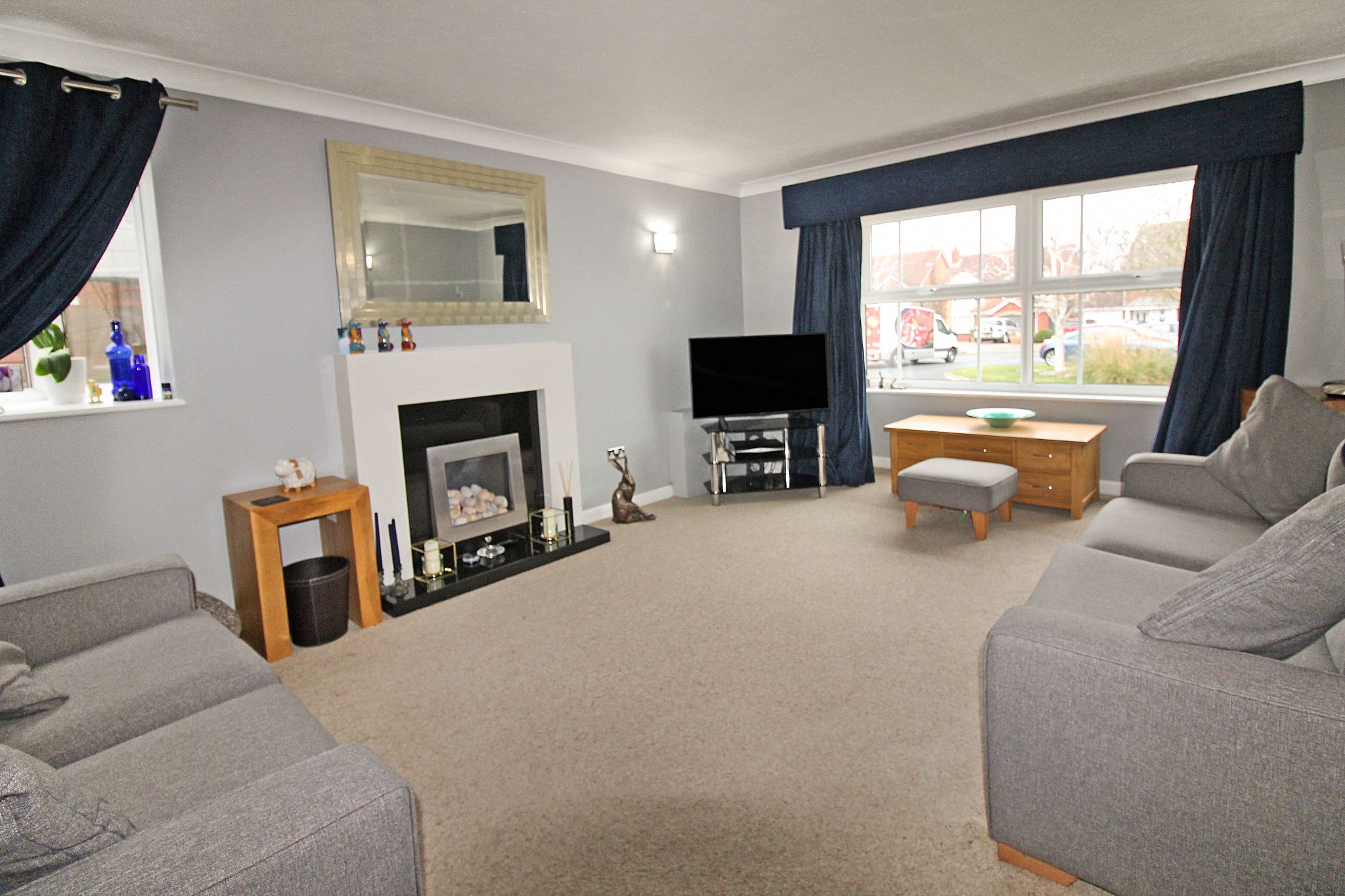 5 bedroom detached house SSTC in Solihull - Photograph 2.