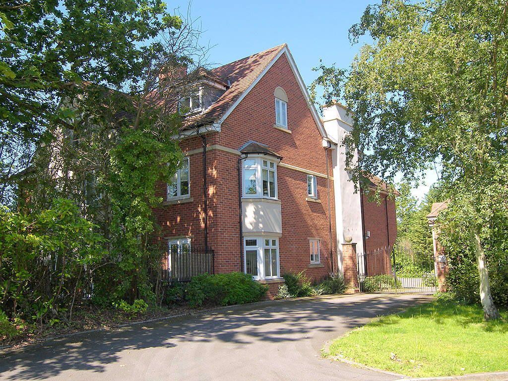 2 bedroom apartment flat/apartment SSTC in Solihull - Photograph 1.