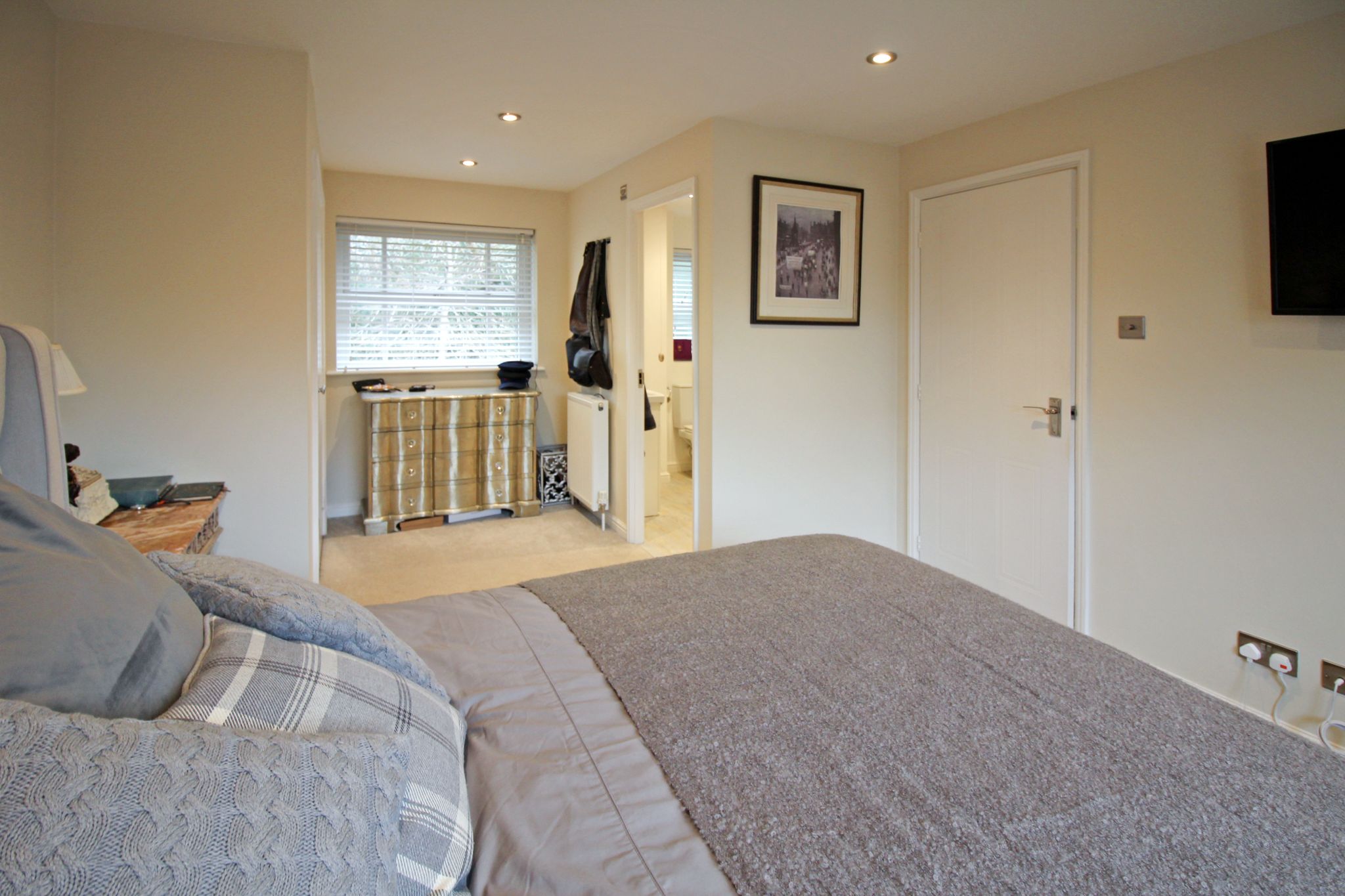3 bedroom detached house SSTC in Solihull - Photograph 10.