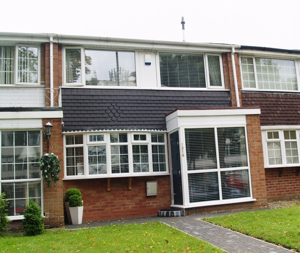3 bedroom mid terraced house Sold in Birmingham - Main Image.