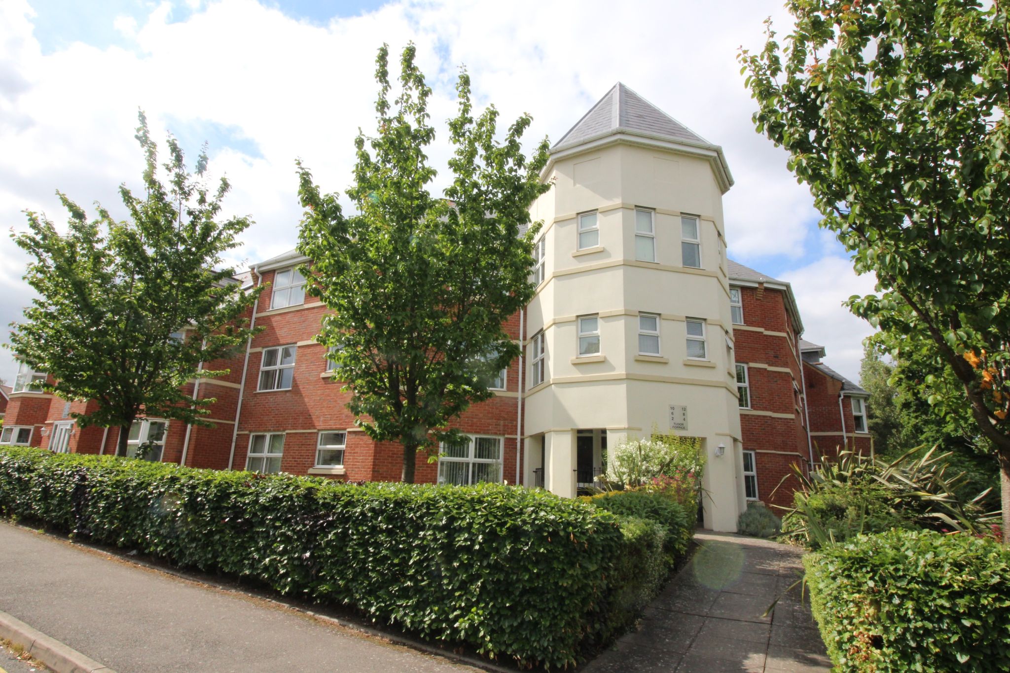 2 bedroom apartment flat/apartment SSTC in Solihull - Photograph 1.