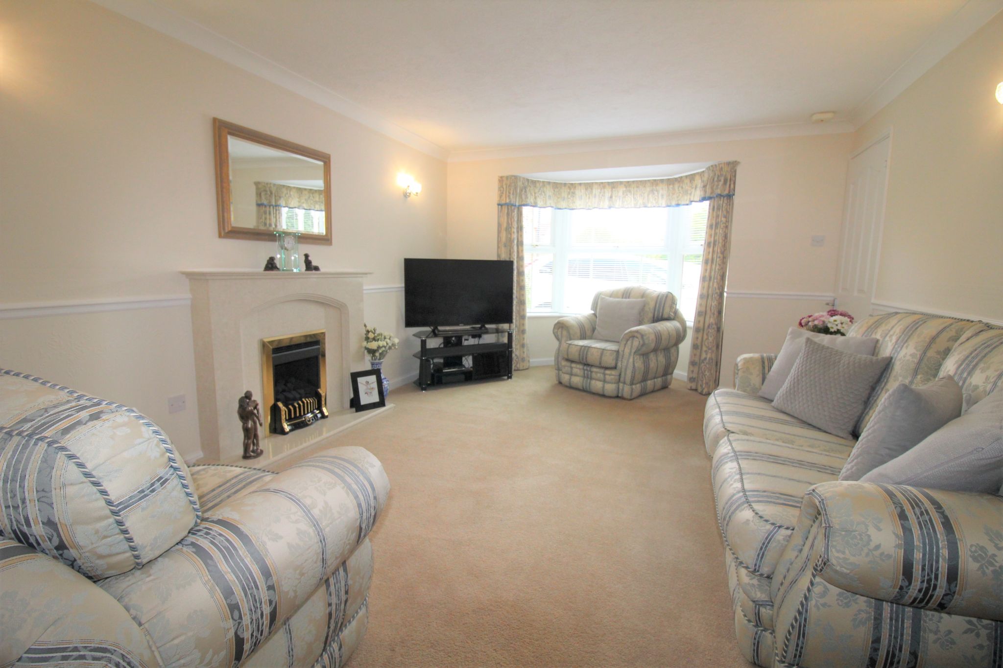 4 bedroom detached house SSTC in Solihull - Photograph 7.