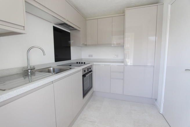 2 bedroom mid terraced house To Let in Solihull - Photograph 2.