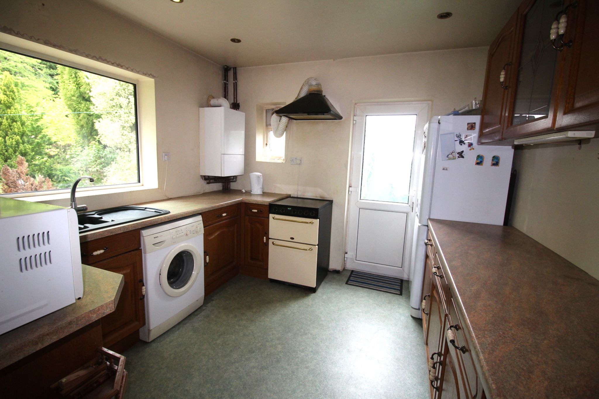 4 bedroom semi-detached bungalow SSTC in Solihull - Photograph 5.