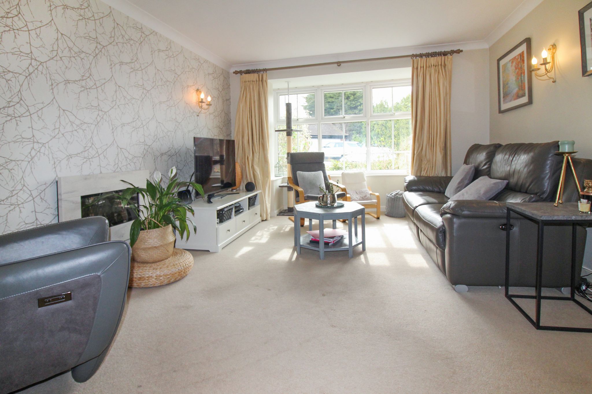 4 bedroom detached house SSTC in Solihull - Photograph 4.