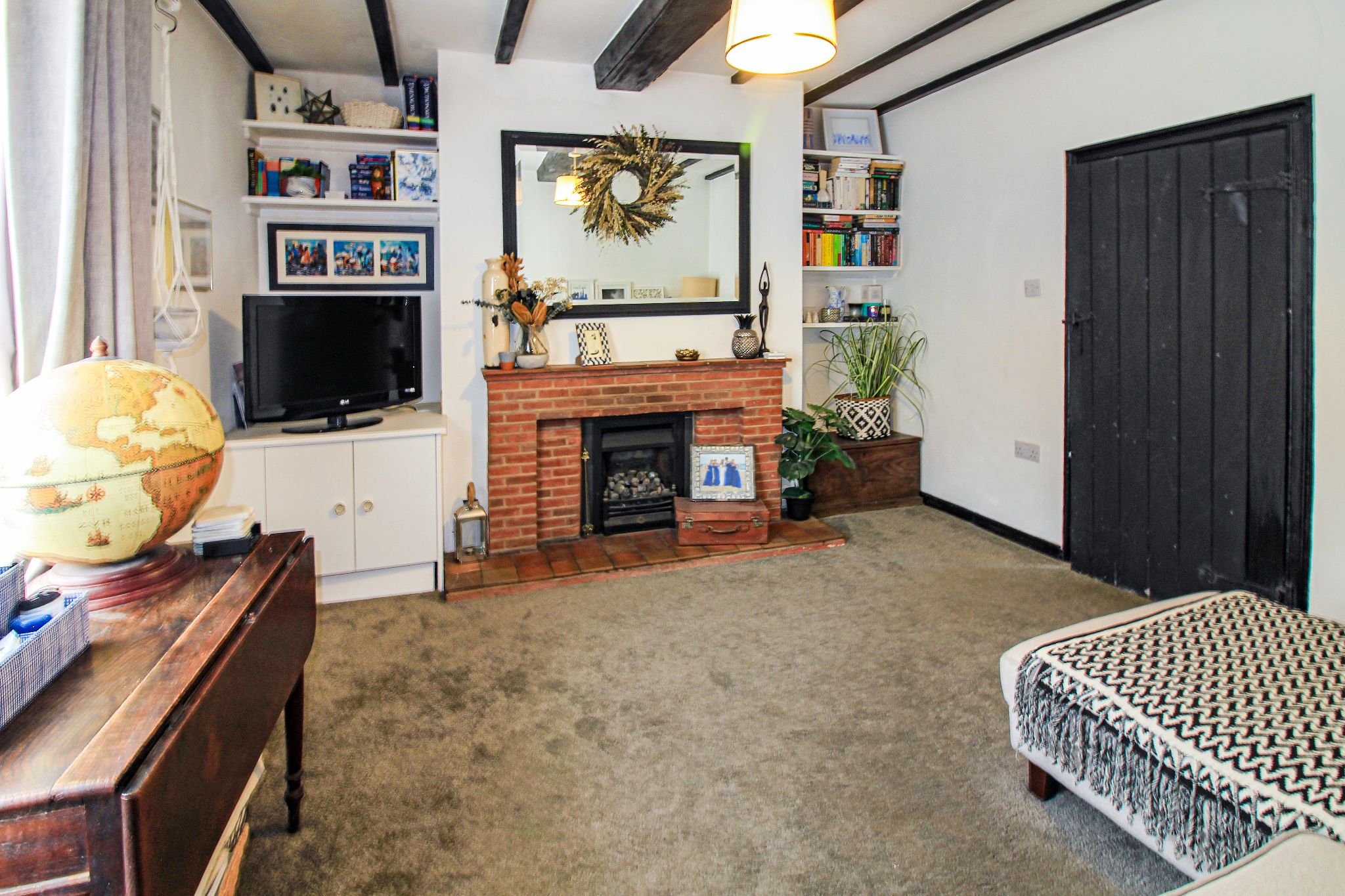 2 bedroom cottage house SSTC in Solihull - Photograph 2.