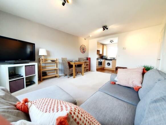 2 bedroom apartment flat/apartment SSTC in Solihull - Photograph 3.