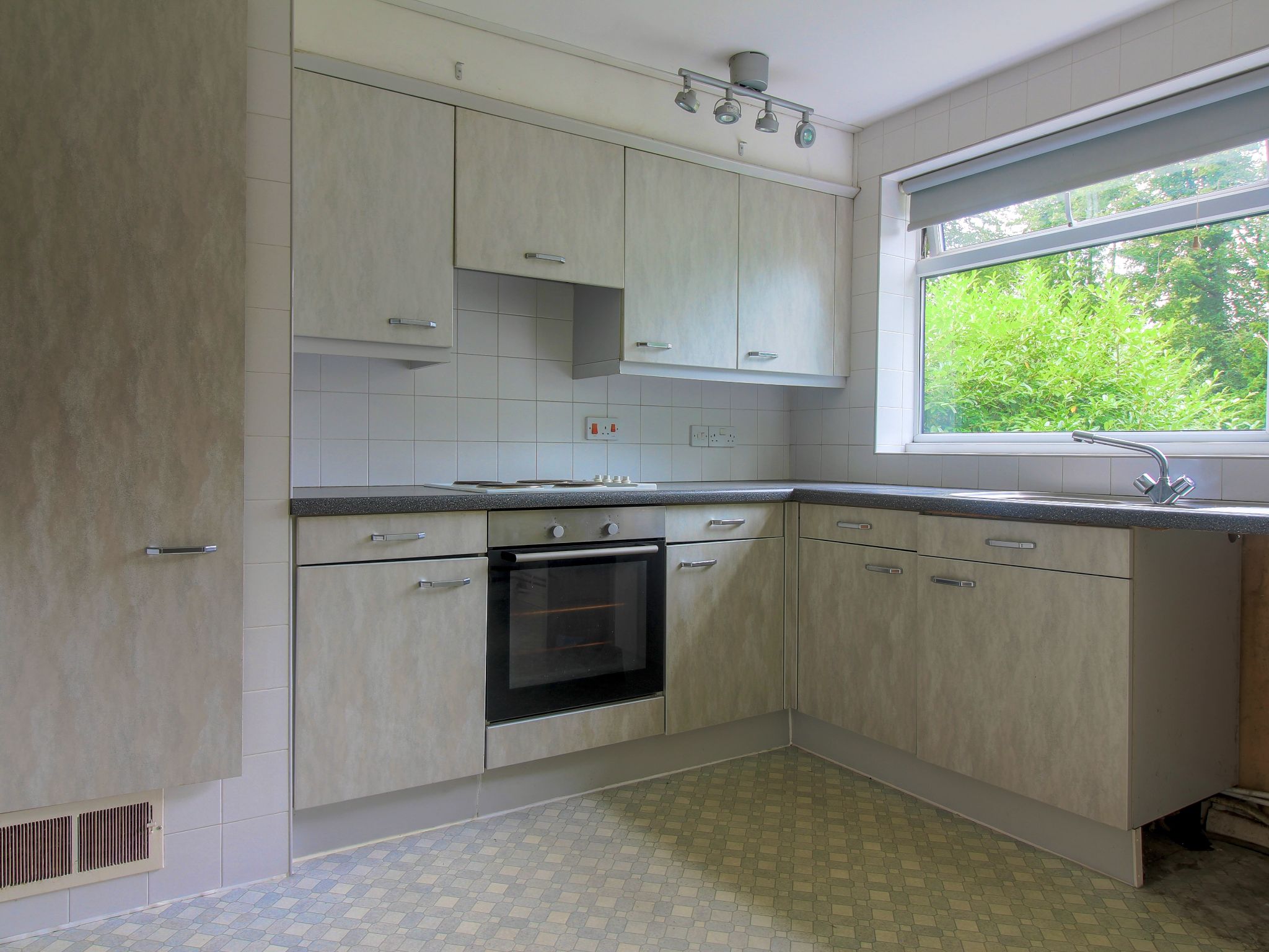 2 bedroom apartment flat/apartment SSTC in Solihull - Photograph 4.