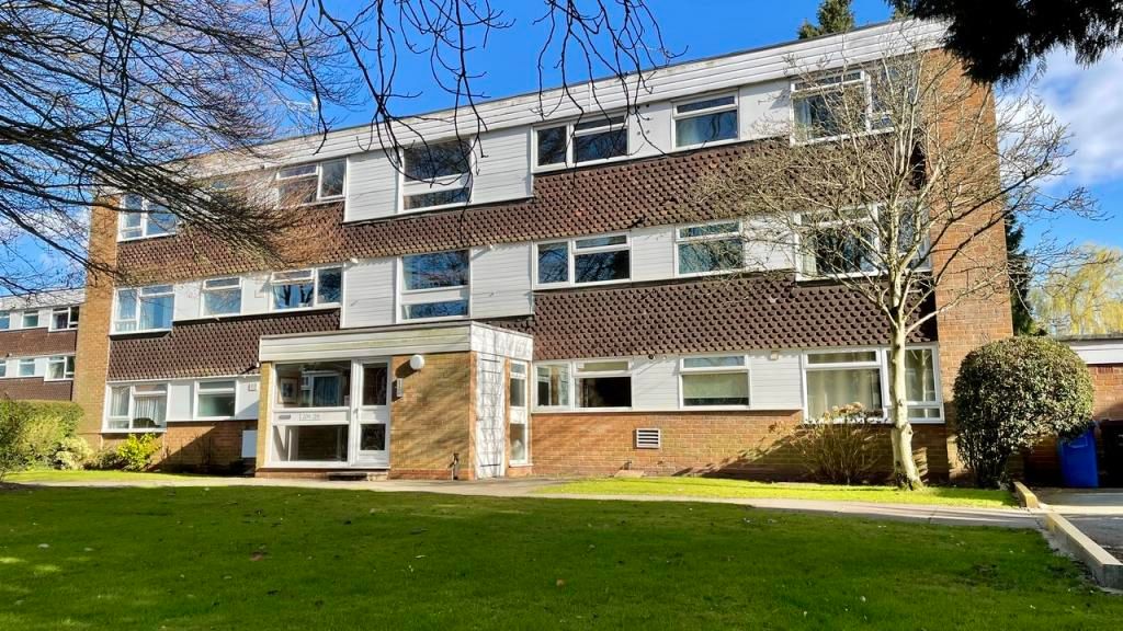 2 bedroom apartment flat/apartment SSTC in Solihull - Photograph 1.
