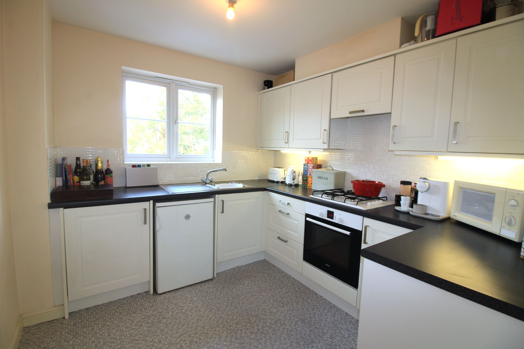 2 bedroom apartment flat/apartment SSTC in Solihull - Photograph 4.