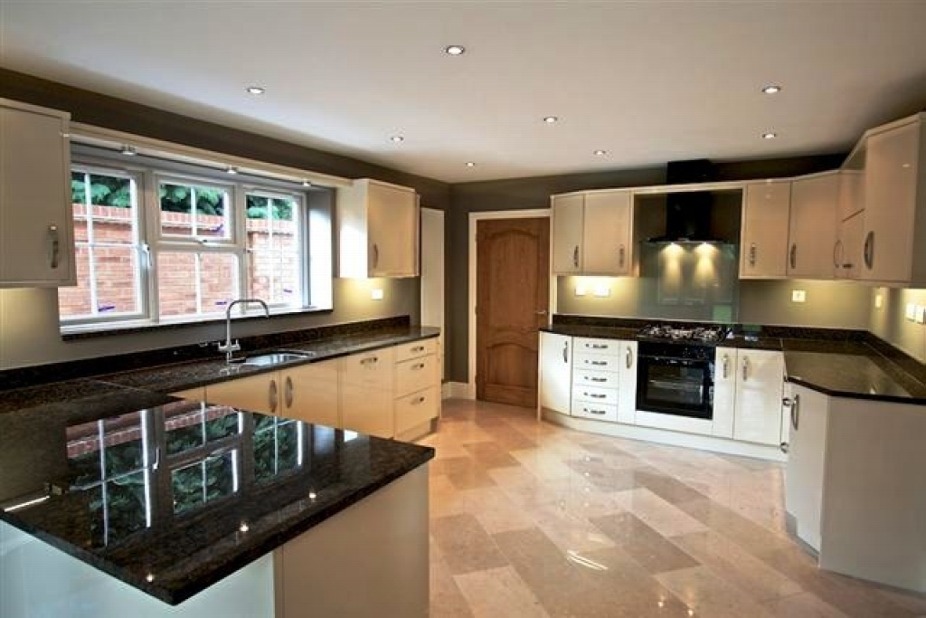 3 bedroom detached bungalow SSTC in Birmingham - photograph 4.