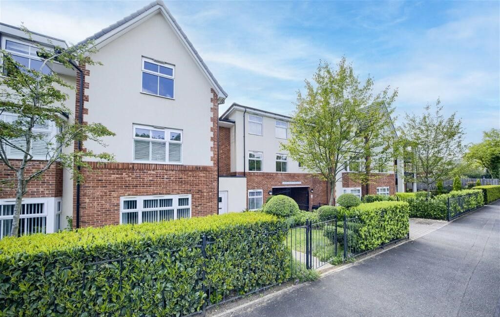 3 bedroom apartment flat/apartment SSTC in Solihull - Photograph 1.