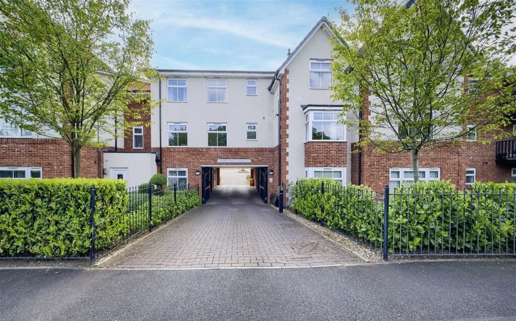 3 bedroom apartment flat/apartment SSTC in Solihull - Photograph 17.