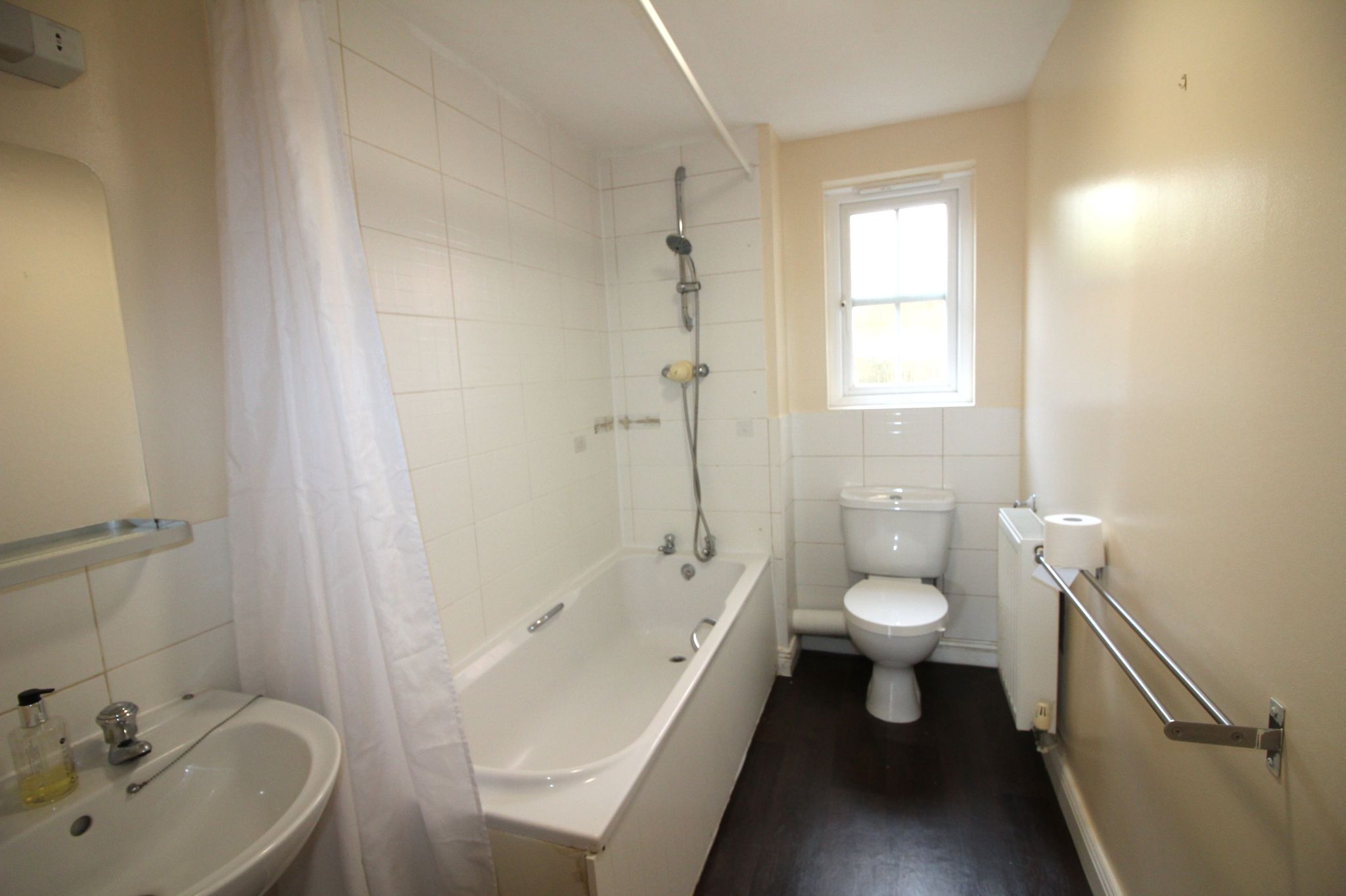 2 bedroom apartment flat/apartment To Let in Solihull - Photograph 7.