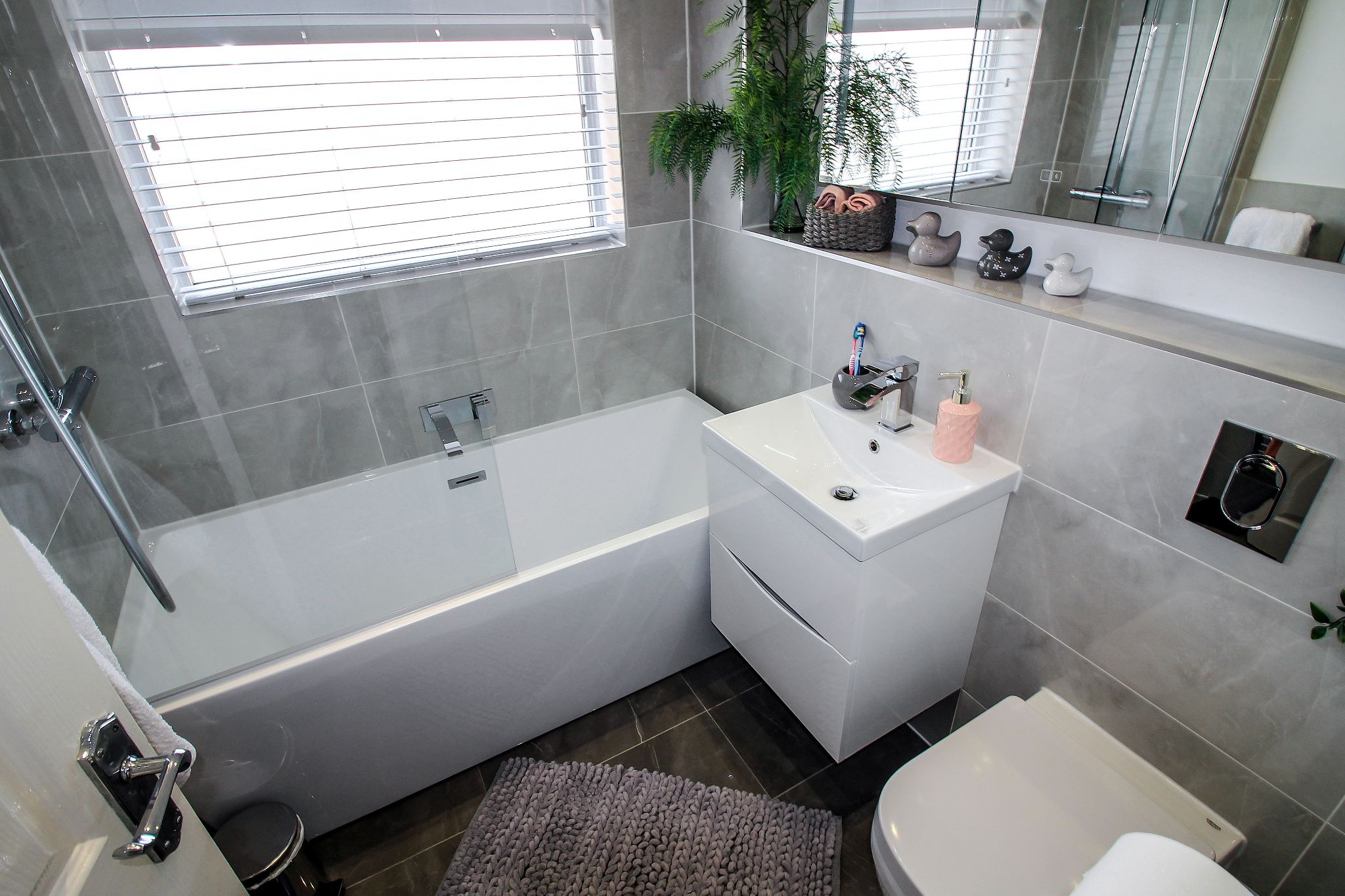 4 bedroom semi-detached house SSTC in Solihull - Family Bathroom.