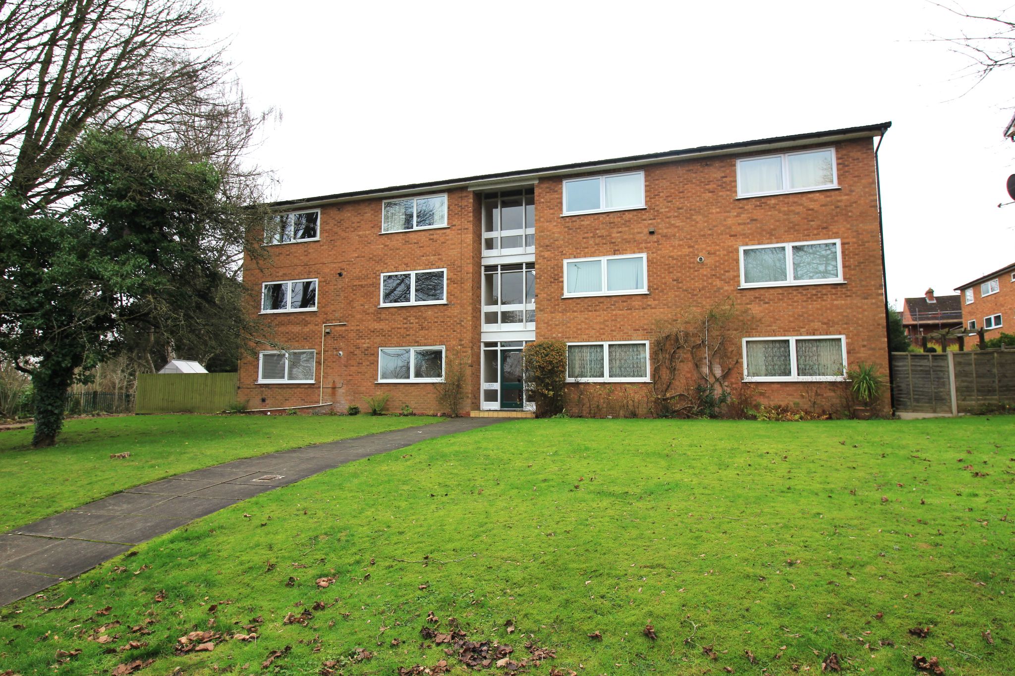 2 bedroom apartment flat/apartment SSTC in Solihull - Photograph 1.