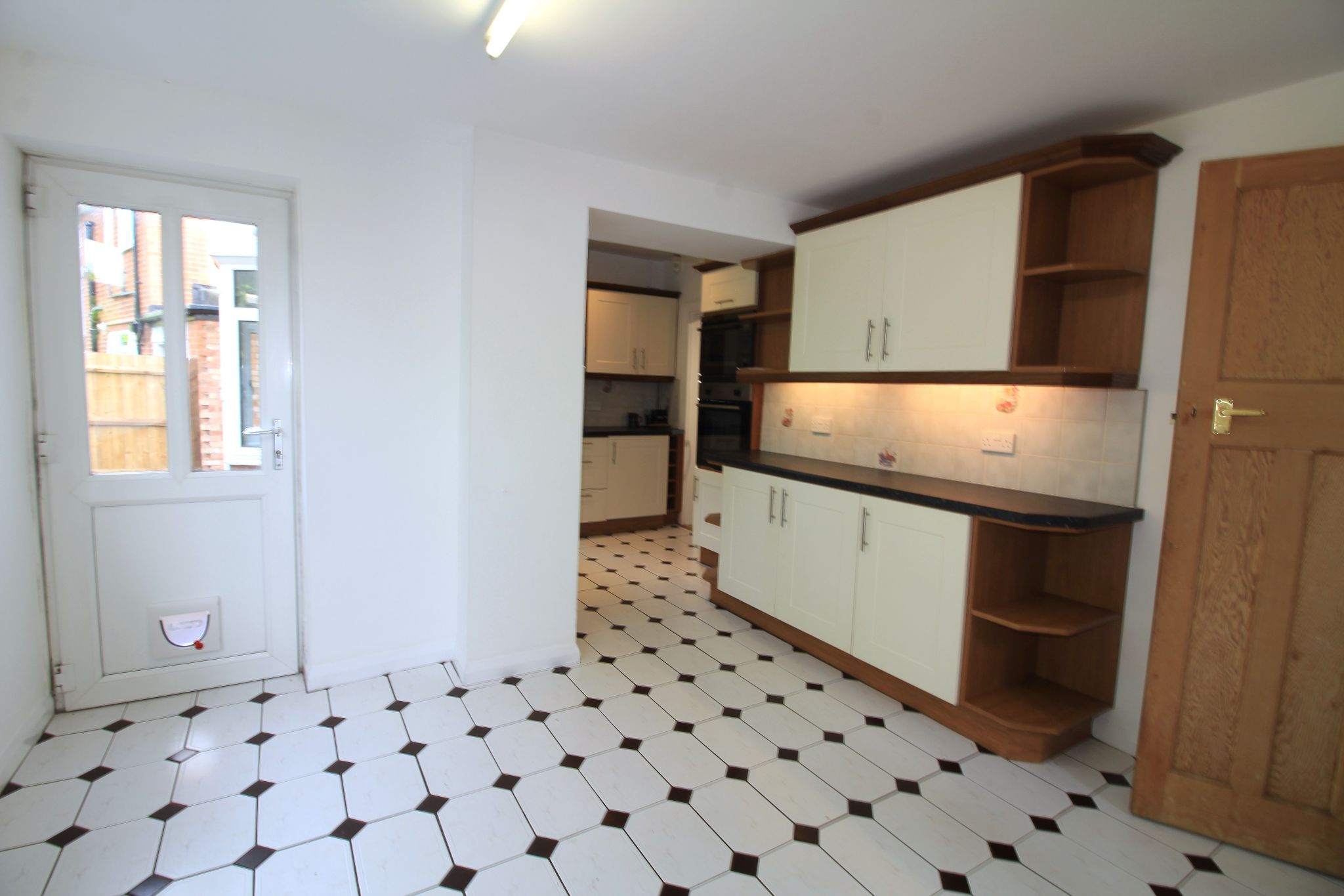 6 bedroom detached house To Let in Solihull - Photograph 11.