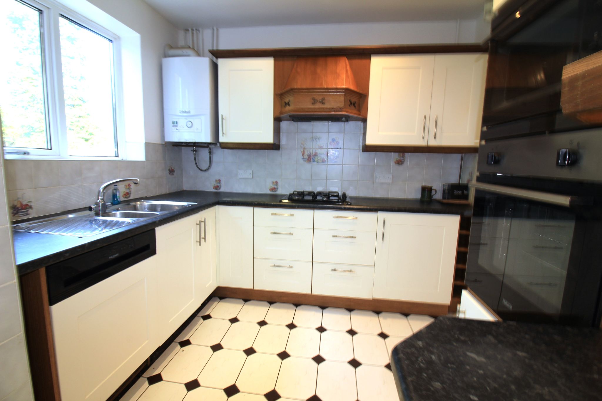 6 bedroom detached house To Let in Solihull - Photograph 9.