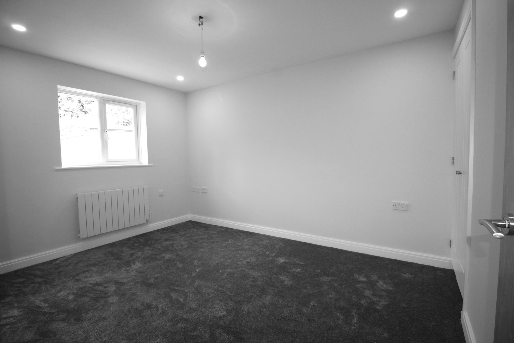 2 bedroom semi-detached bungalow Let Agreed in Solihull - Photograph 7.
