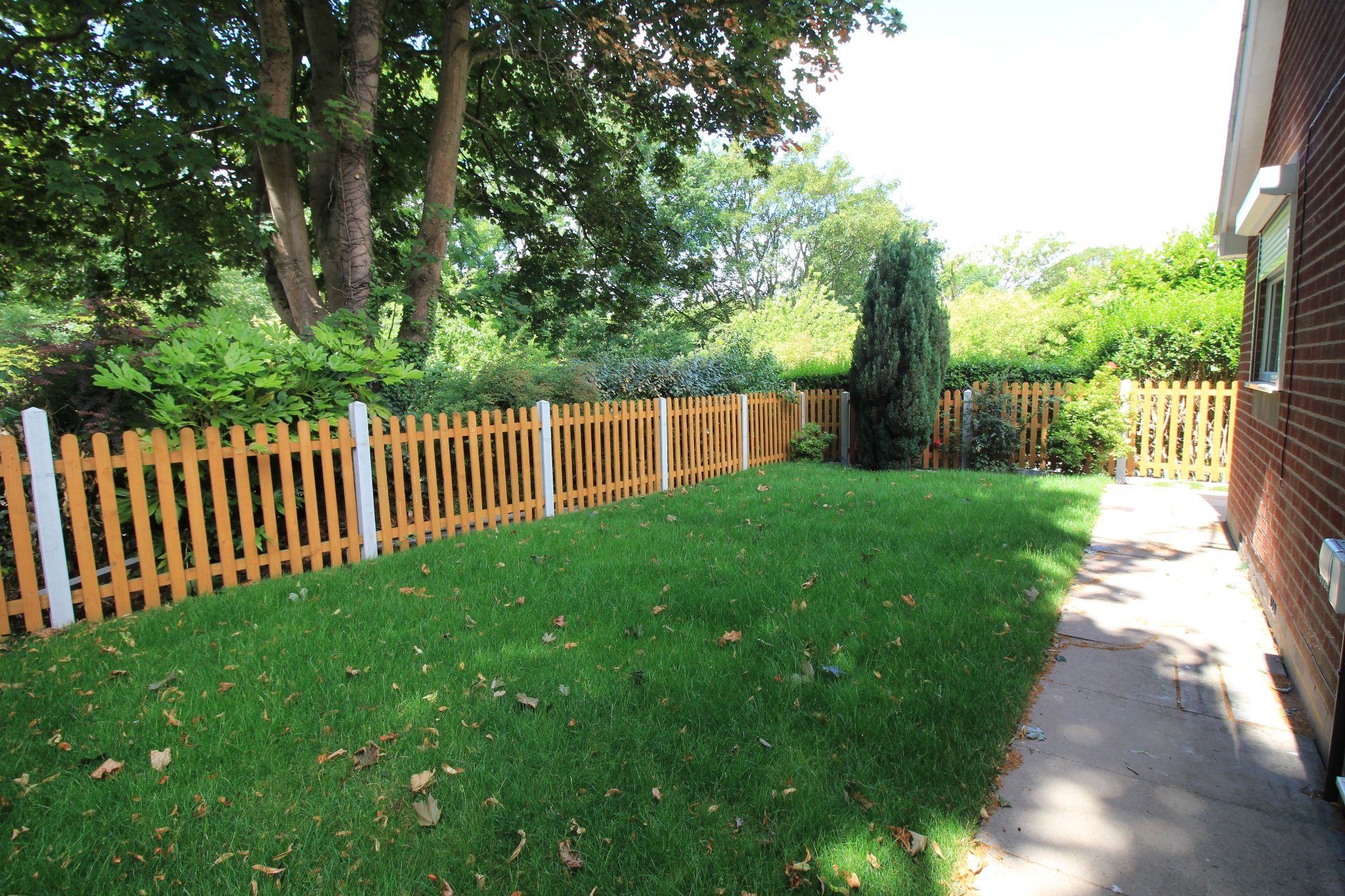 2 bedroom semi-detached bungalow Let Agreed in Solihull - Photograph 4.