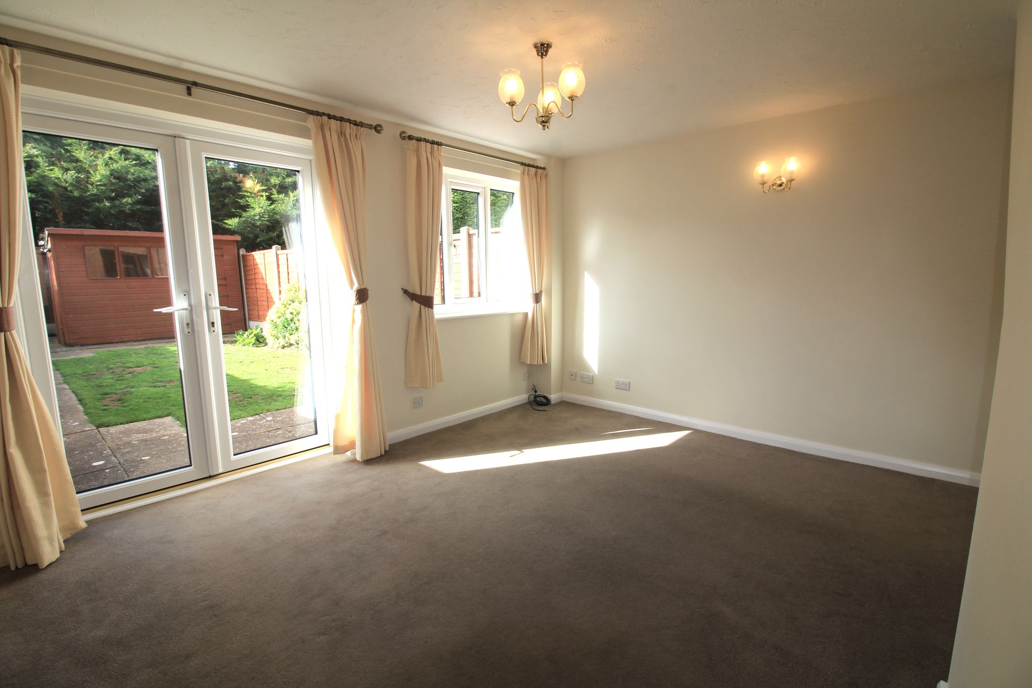 2 bedroom mews house Let Agreed in Solihull - Photograph 4.