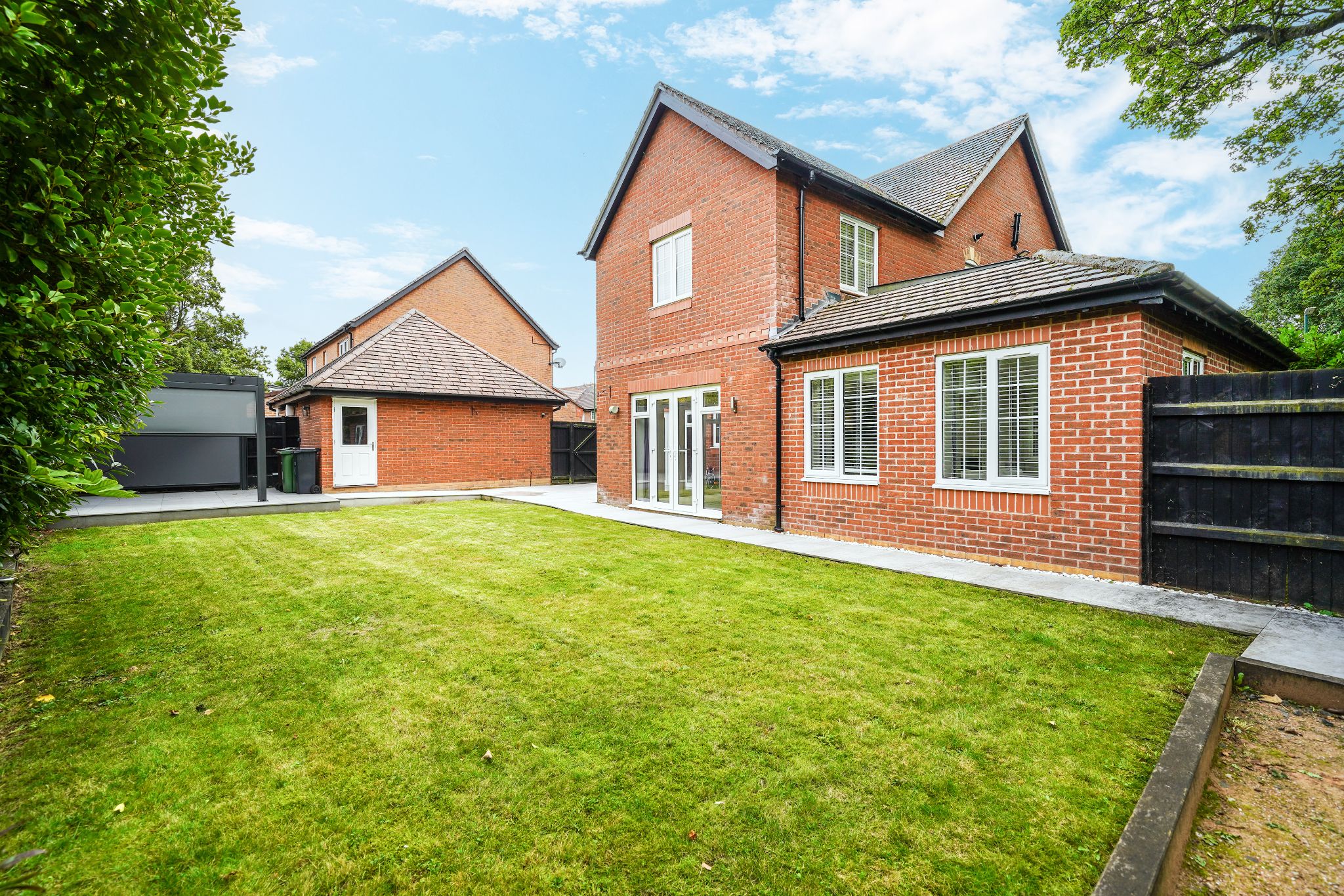 5 bedroom detached house SSTC in Solihull - Photograph 9.