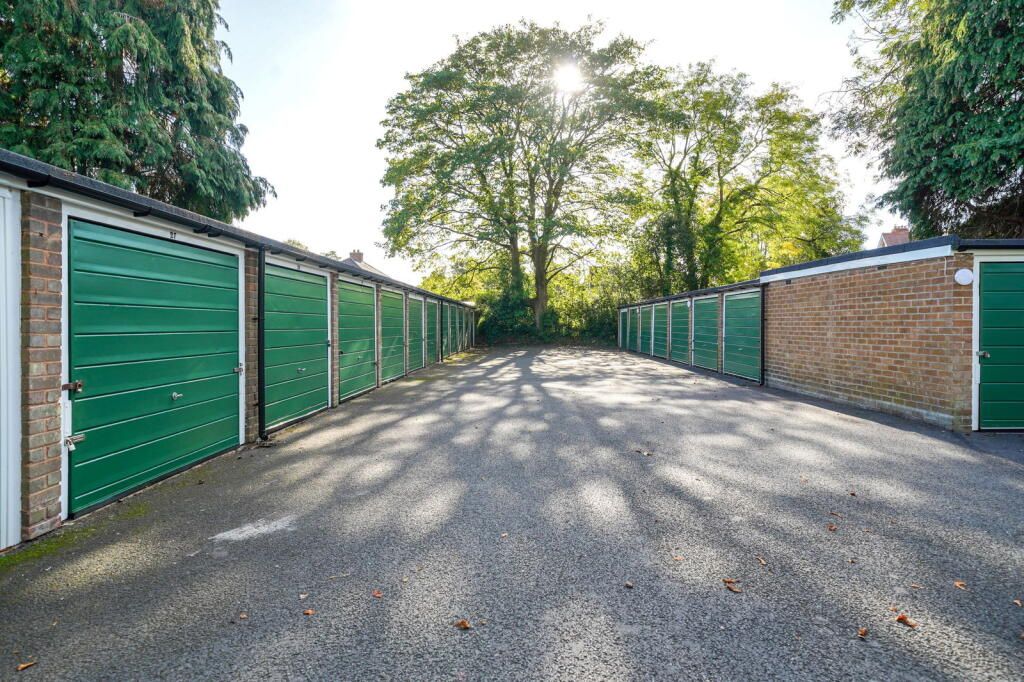 2 bedroom apartment flat/apartment To Let in Solihull - Garage.