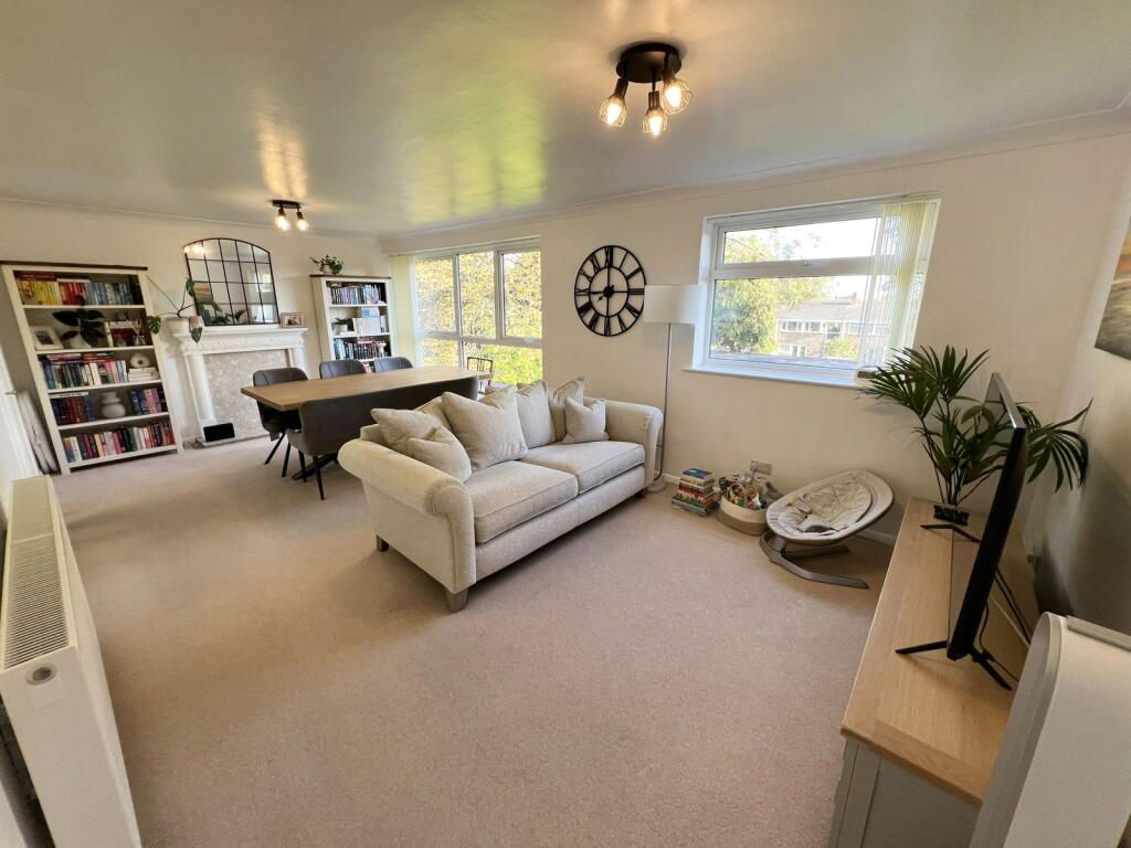 2 bedroom apartment flat/apartment To Let in Solihull - Lounge.